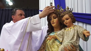 P. Ángel Fernández coronando imagen centenaria de María Auxiliadora. Salesianos Piura