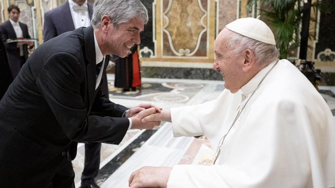 El Papa saluda a Rodolfo Gallo