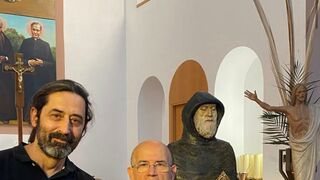 El escultor Alfredo Llorens, el párroco Eduardo Saiz, y José Luis Sánchez, con la talla de San Charbel