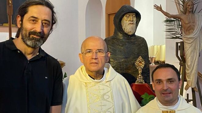El escultor Alfredo Llorens, el párroco Eduardo Saiz, y José Luis Sánchez, con la talla de San Charbel