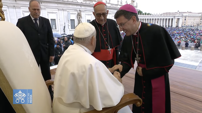 Francisco saluda a Omella y a su auxiliar, David Abadías