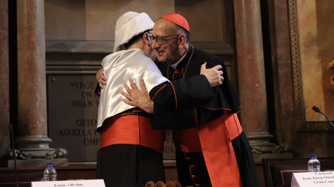 El cardenal Omella abraza al cardenal Versaldi tras su investidura como doctor honoris causa