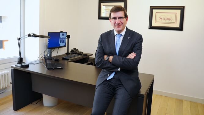 El nuevo rector de Deusto, en su despacho