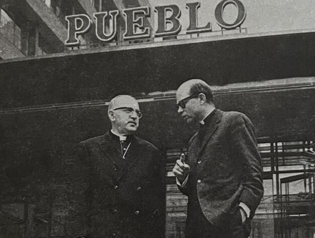 Aradillas ante el diario Pueblo