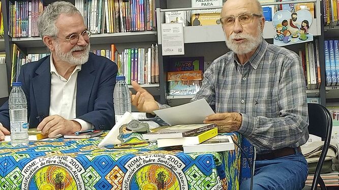 Ramón Alario y Victorino Pérez Prieto, durante la presentación del libro