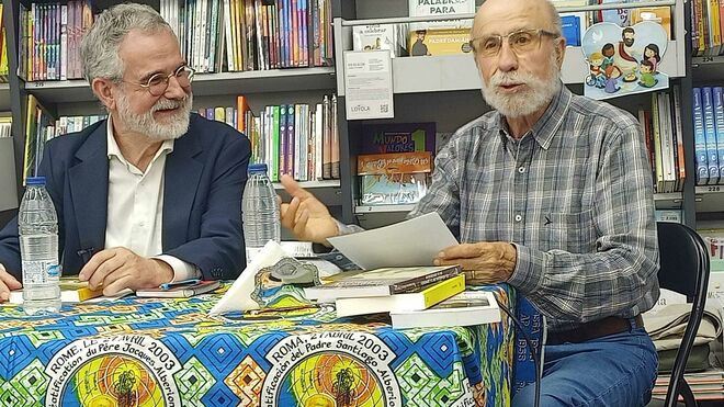 Ramón Alario y Victorino Pérez Prieto, durante la presentación del libro
