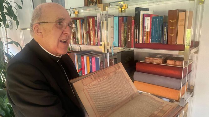 Carlos Osoro, en su biblioteca personal
