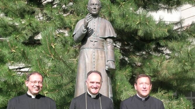 El superior general de los lefebvrianos, con dos de sus asistentes