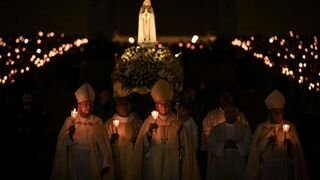 Parolin presidió la procesión de las antorchas en Fátima
