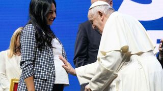 El Papa bendice a una mujer embarazada
