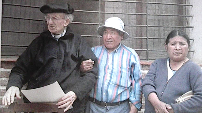 Monseñor Lira, Adolfo Paredes y su esposa Victoria