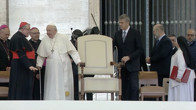 Francisco, a su llegada a la audiencia general en la plaza de san Pedro