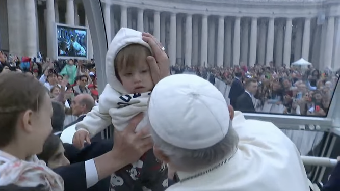 El Papa saluda a un niño antes de la audiencia general