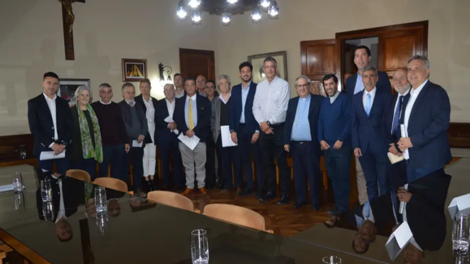 Ángel Rossi, arzobispo de Córdoba, con un grupo de candidatos