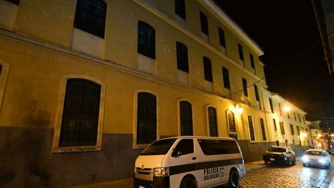 El coche de la policía frente a las oficinas de los jesuitas