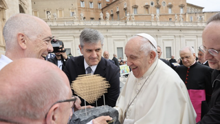 Las víctimas entregaron al Papa una escultura