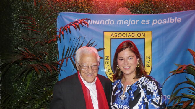El Padre Ángel con Chabeli Iglesias