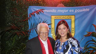 El Padre Ángel con Chabeli Iglesias