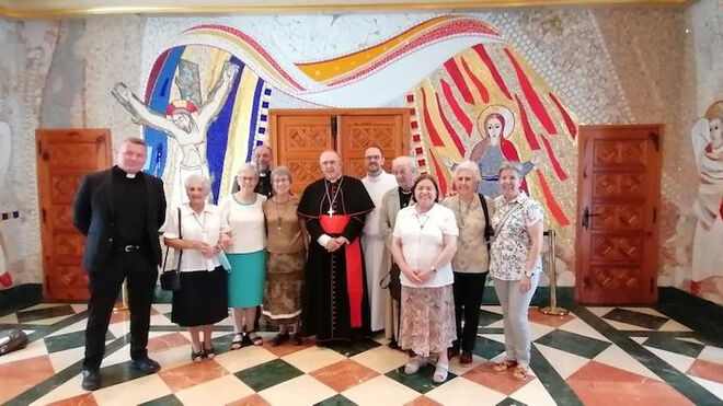El arzobispo con los misioneros que participaron en la ceremonia de envío el año pasado