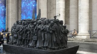 Escultura Angels Unawares, instalada en la Plaza de San Pedro