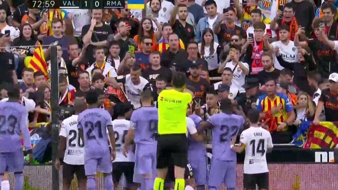 Vinicius jr. señalando al aficionado que le insultó en el Valencia-Real Madrid