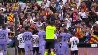 Vinicius jr. señalando al aficionado que le insultó en el Valencia-Real Madrid