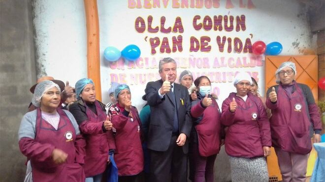 Socias de la olla común y gerente municipal inaugurando el nuevo local