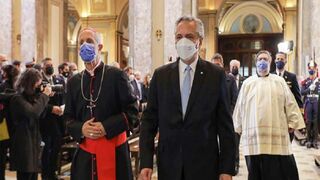 El cardenal Poli y el presidente Fernández, en el Tedeum de 2022