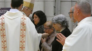 El cardenal Osoro, con los  misioneros que participaron en el envío