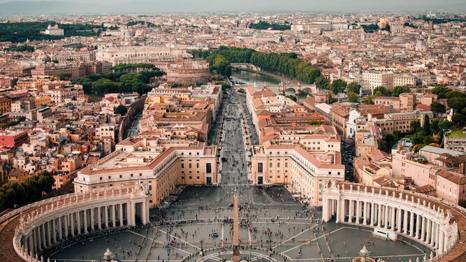 Plaza De San Pedro, con la famosa columnata de Bernini 'abrazándola'