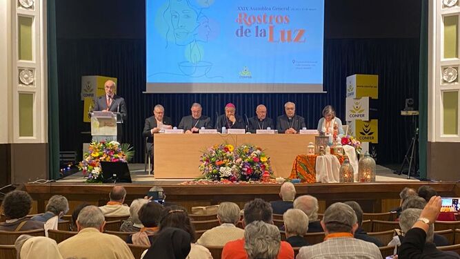 Avendaño, en la mesa presidencial durante la Asamblea de Confer