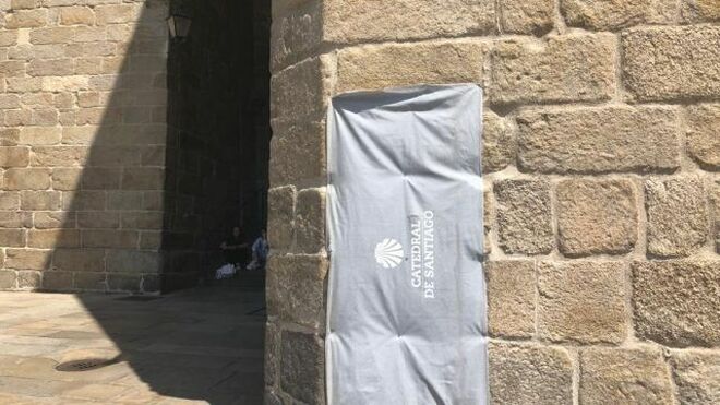 la lona que tapa la pintada en la fachada de la catedral de Compostela