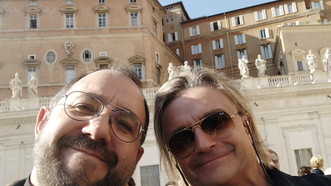 Toño Casado y Nacho Cano en la plaza de San Pedro antes de la audiencia con el Papa