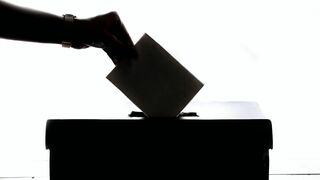 Depositando el voto en una urna