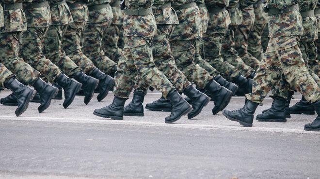 Soldados marchando