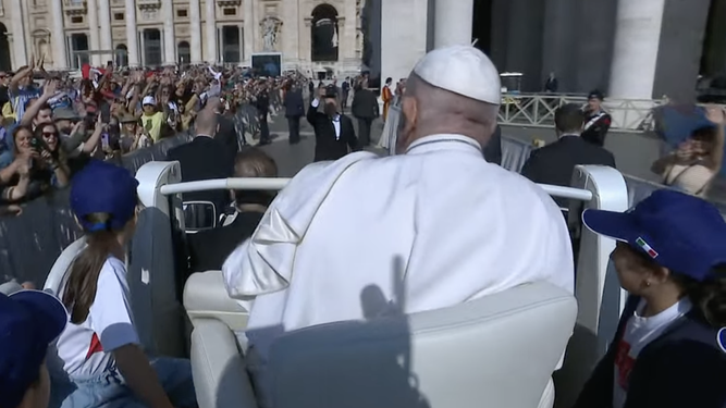 El Papa, en el papamóvil con varios niños, durante el recorrido por la plaza