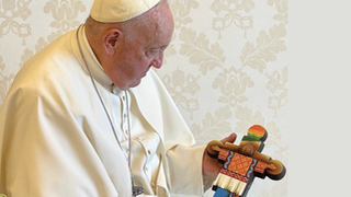 El Papa y la cruz de la Clar