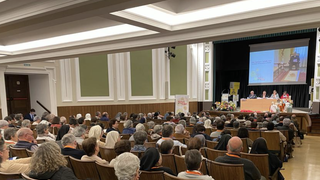 La Asamblea de Confer escucha el saludo en vídeo de Rodrigiez Carballo