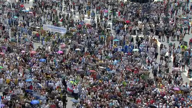 Fieles en la plaza de San Pedro para escuchar el Regina Coeli con el papa Francisco