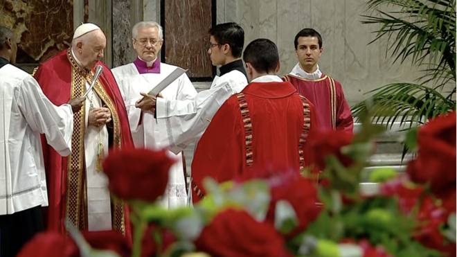 Francisco, al comienzo de la misa de Pentecostés