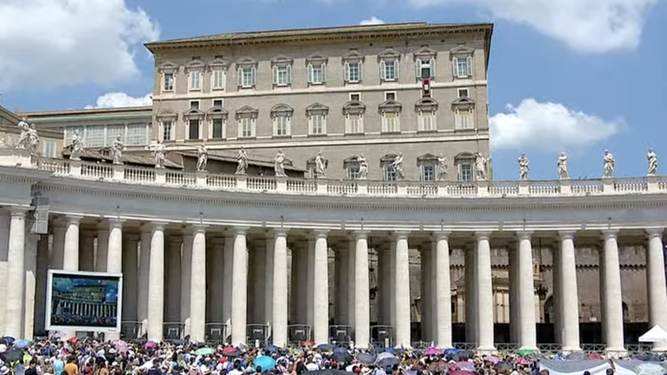 Los fieles se concentran bajo el balcón del Palacio Apostólico