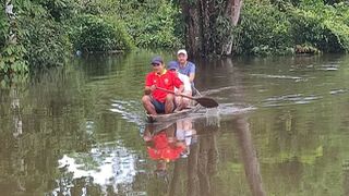 Pasando el caño en canoa