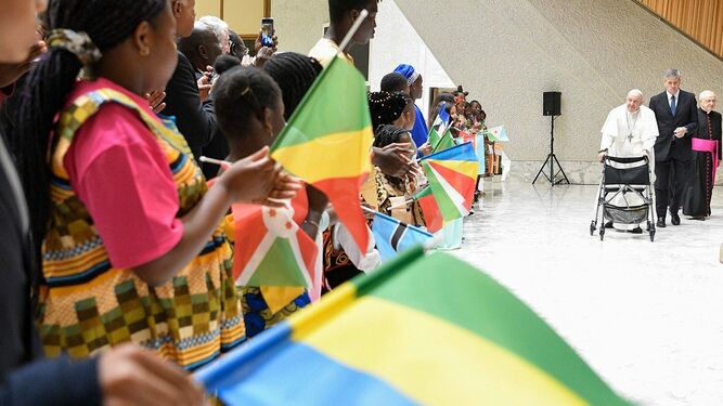 El Papa, con los niños africanos