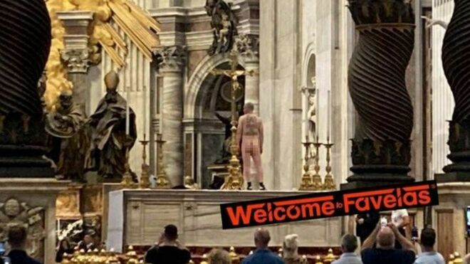 Un hombre se desnuda en el altar de San Pedro para protestar contra la guerra de Ucrania