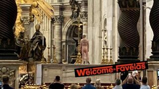 Un hombre se desnuda en el altar de San Pedro para protestar contra la guerra de Ucrania