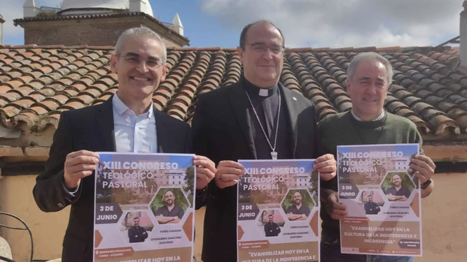 Jesús Pulido, con los organizadores del congreso