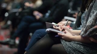 Una periodista toma notas en su cuaderno