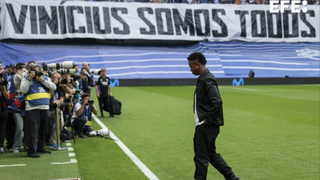 Pancarta de apoyo a Vinicius en el Bernabéu