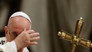El Papa se persigna