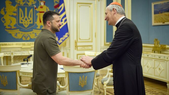 Zelenski, con Zuppi, durante su visita a Ucrania
